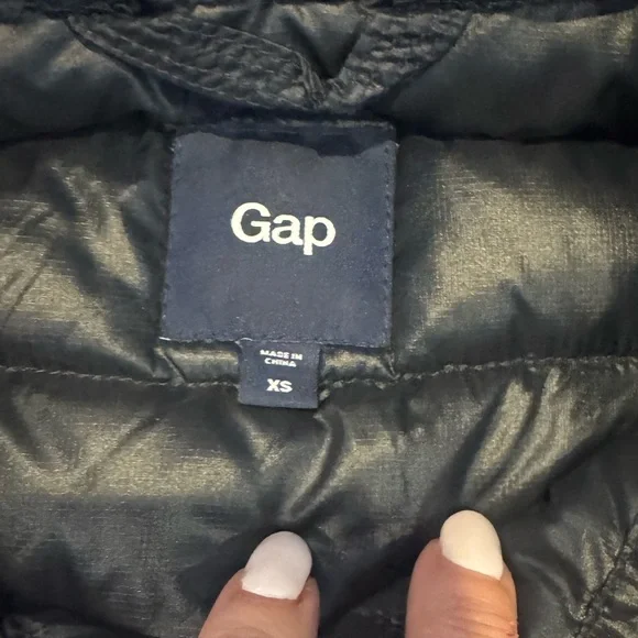 GAP Women's Midnight Black Puffer Vest - Picture 4 of 4